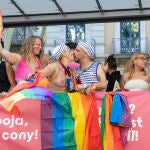 El desfile del orgullo LGTBI+ Pride tiñe de arcoíris el centro de Barcelona