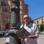 Manuel García Iglesias con la publicación