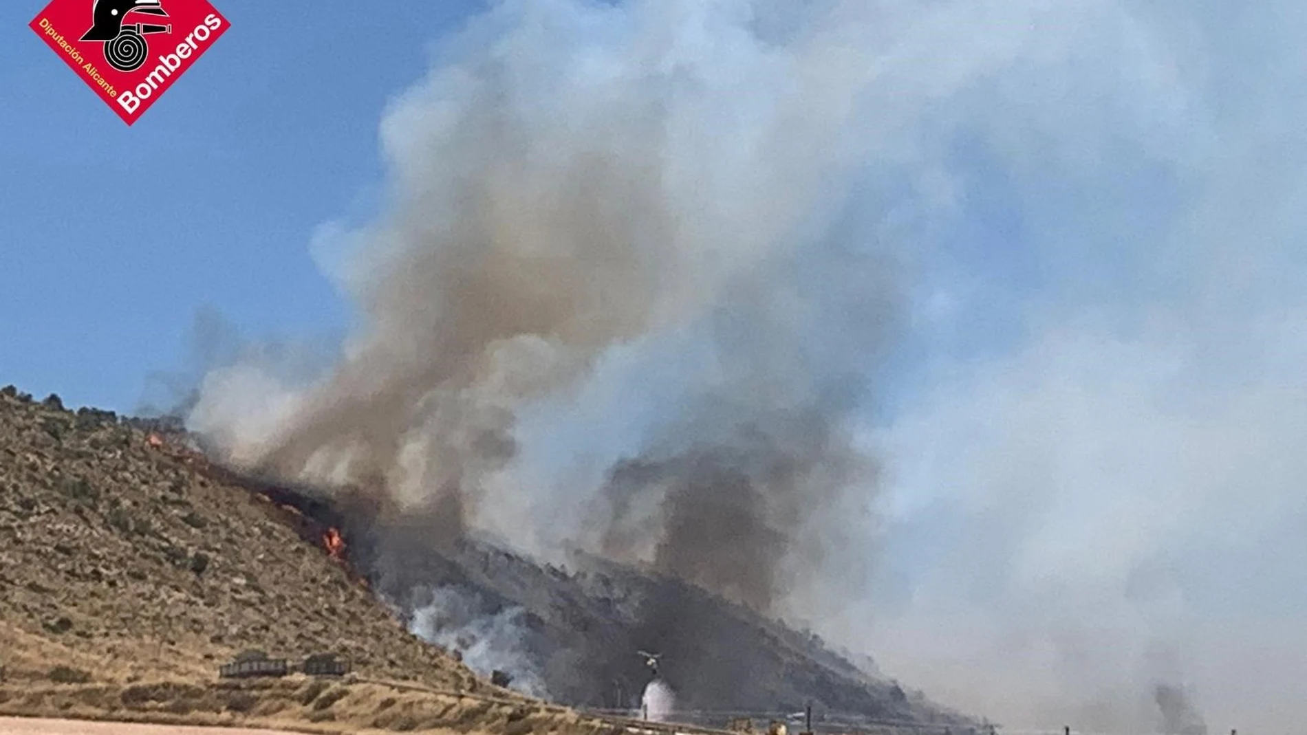 Incendios.- Perimetrado el incendio forestal de Villena (Alicante) que afecta también a Castilla-La Mancha