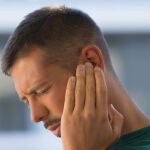 Un médico otólogo revela cómo evitar infecciones en el oído en verano: “Es la época del año con más casos de otitis”
