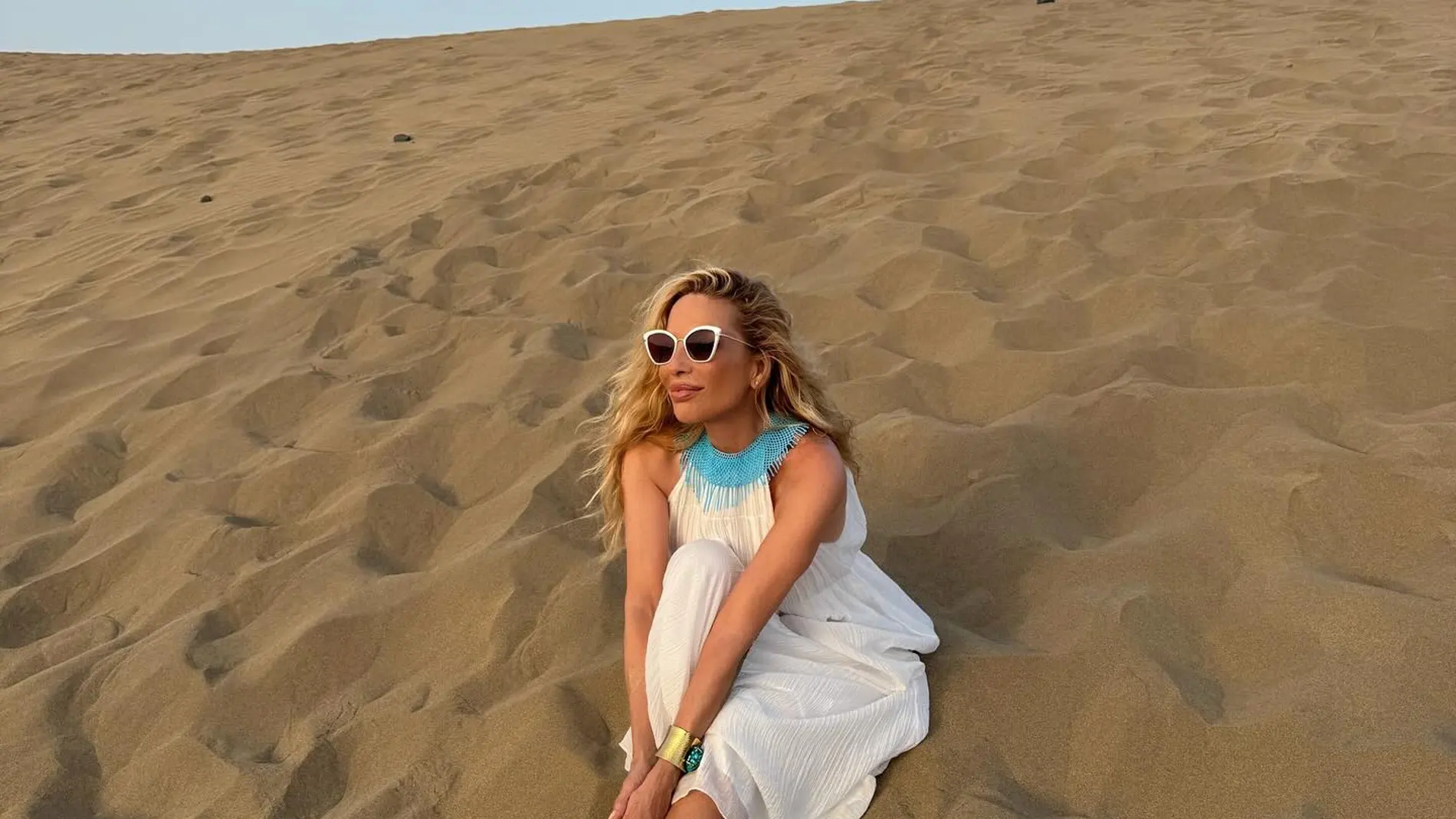 Marta Sánchez con maxivestido blanco.