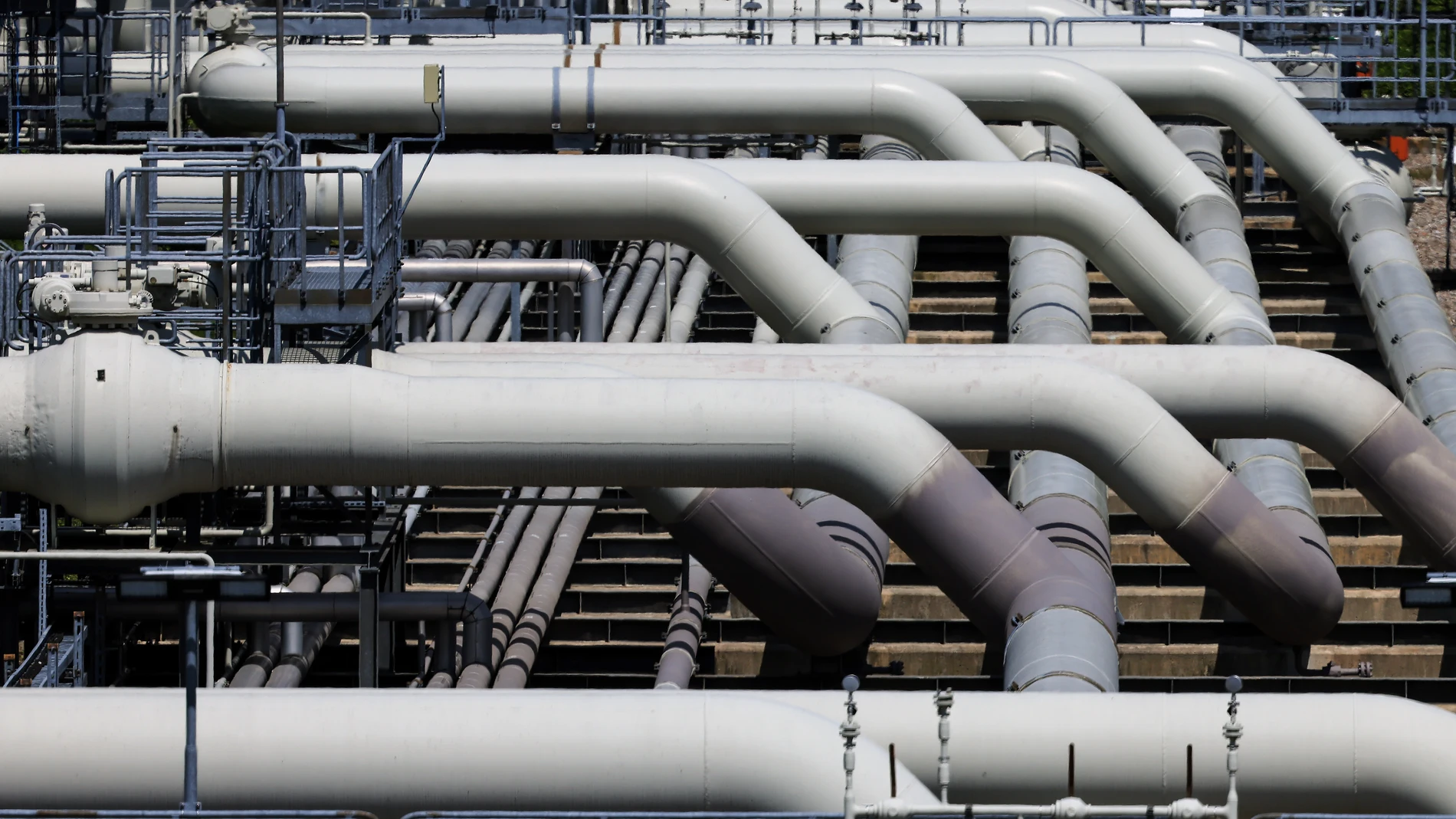 Mallnow (Germany), 19/07/2025.- Pipes of the natural gas compressor station near Mallnow, Germany, 19 July 2025. The station is located near the German-Polish border and is a component of the Gascade pipeline system. (Alemania) EFE/EPA/HANNIBAL HANSCHKE