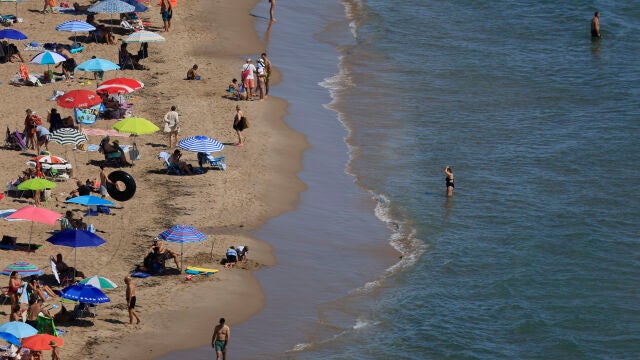 GRAF7977. CULLERA (VALENCIA), 20/07/2025.- Decenas de personas disfrutan este domingo de la playa de Cullera (Valencia). EFE/ Kai Forsterling 
