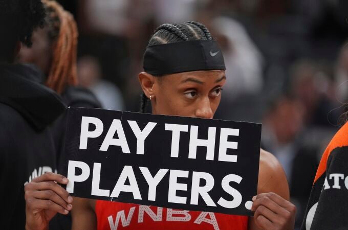 Sykes, jugadora de las Mystics, con el cartel reclamando mejoras salariales en la WNBA