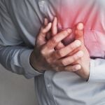 Dolor en el pecho por un ataque cardíaco. Atención médica.