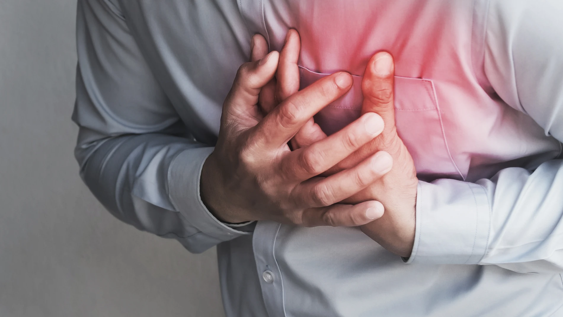 Dolor en el pecho por un ataque cardíaco. Atención médica.