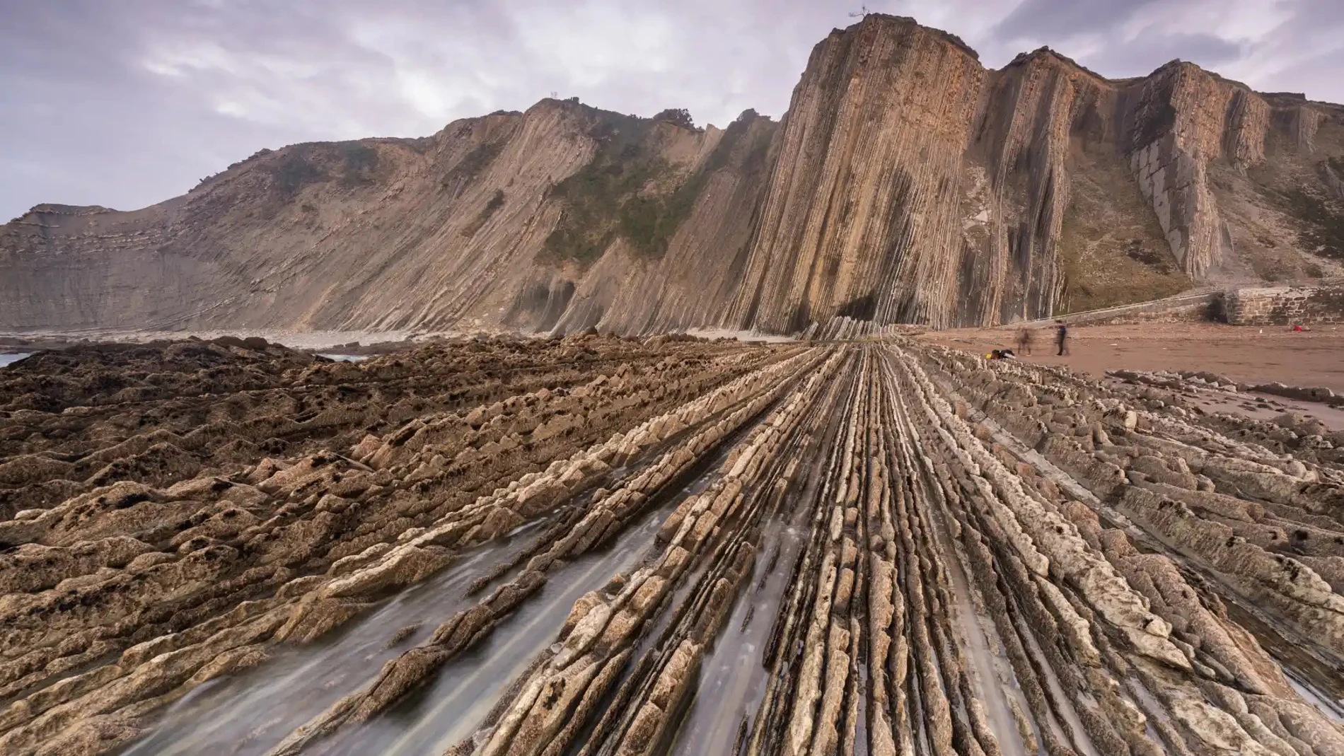 Playa de Itzurun, con huellas del día en que murieron los dinosaurios: tiene 66 millones de años