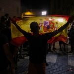 Un manifestante ondea una bandera de España mientras increpa a periodistas este martes en Torre Pacheco (Murcia). La Guardia Civil ha impedido la manifestación prevista para las 20:00 horas a las puertas del Ayuntamiento de Torre Pacheco para evitar altercados ante la presencia de grupos ultra en la población