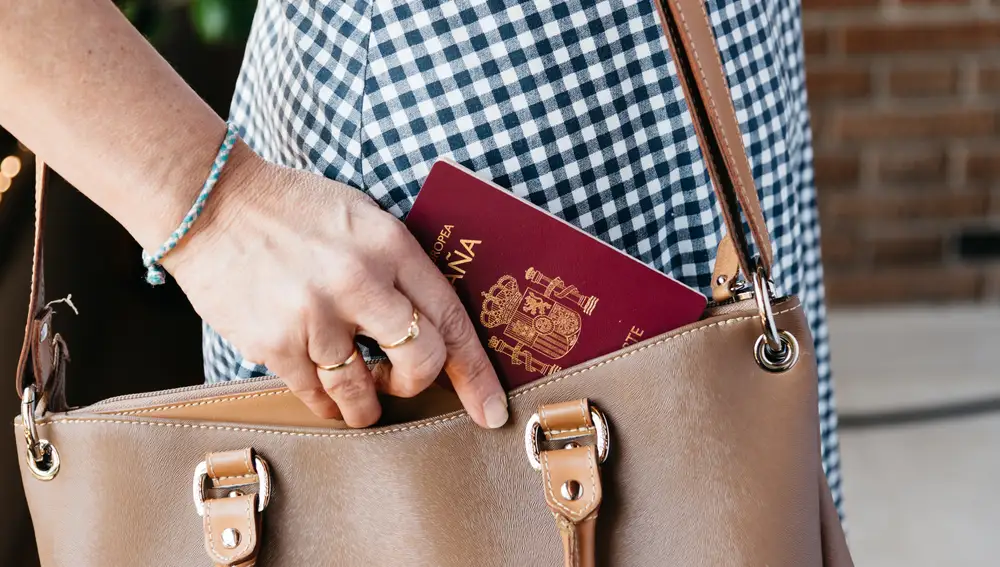 Está prohibido renovar el pasaporte a todas las personas que presenten así el documento