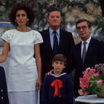 El duque de Feria, Rafael de Medina y Fernández de Córdoba y Nati Abascal con sus hijos Rafael y Luis Medina Abascal junto a Rafael Anson durante un posado en su casa