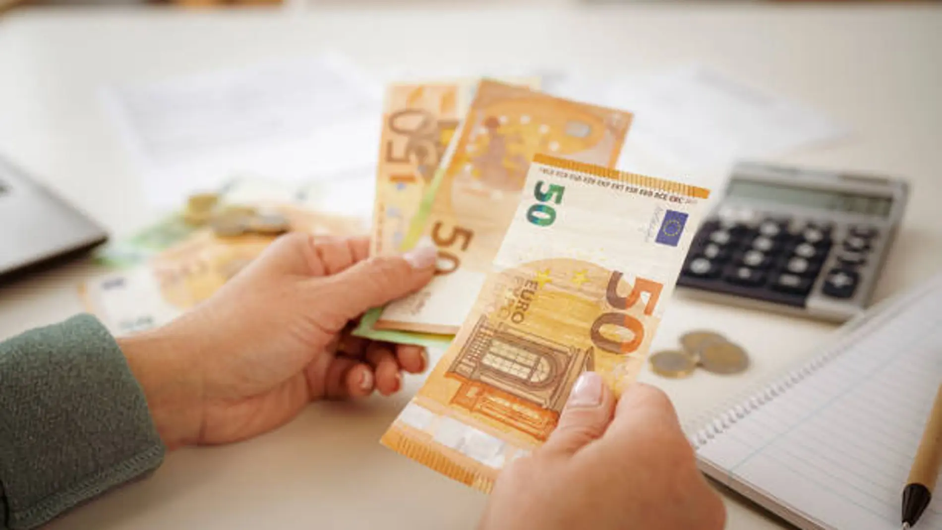 Una persona cuenta billetes
