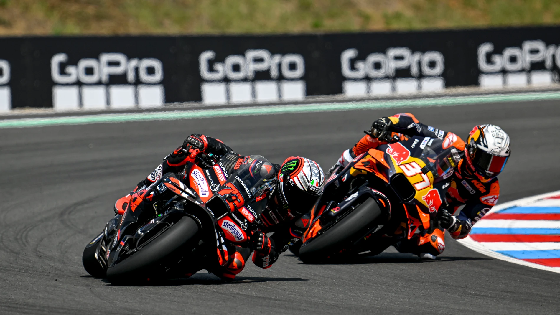 72 BEZECCHI Marco (ita), Aprilia Racing Team Gresini, Aprilia RS-GP 2025, action with 37 ACOSTA Pedro (spa), Red Bull KTM Factory Racing, KTM RC16 during the 2025 MotoGP Tissot Grand Prix of Czechia, at Brno, from July 18 to 20, in Czech Republic - Photo Studio Milagro / DPPI AFP7 20/07/2025 ONLY FOR USE IN SPAIN