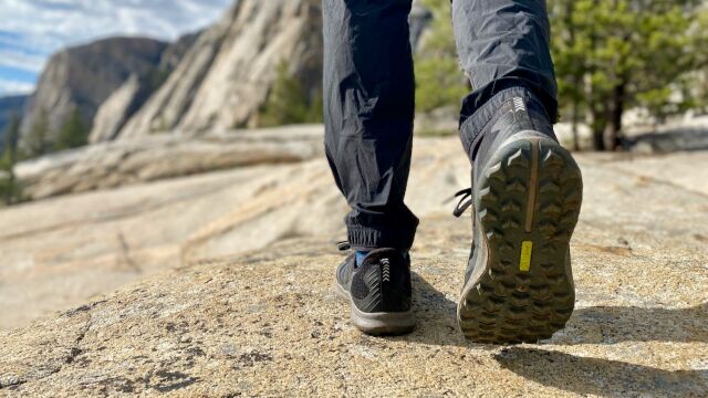 Así son las zapatillas de senderismo que parecen de calle: Columbia a mitad de precio