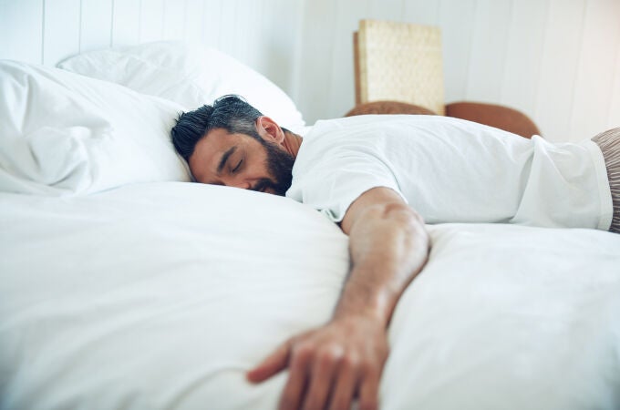 Moverse mucho en la cama al dormir es más común de lo que pensamos, aunque los expertos aclaran que puede deberse a un problema psicológico