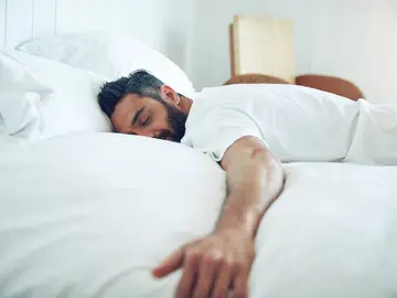 Moverse mucho en la cama al dormir es más común de lo que pensamos, aunque los expertos aclaran que puede deberse a un problema psicológico Moverse mucho en la cama al dormir es más común de lo que pensamos, aunque los expertos aclaran que puede deberse a un problema psicológico