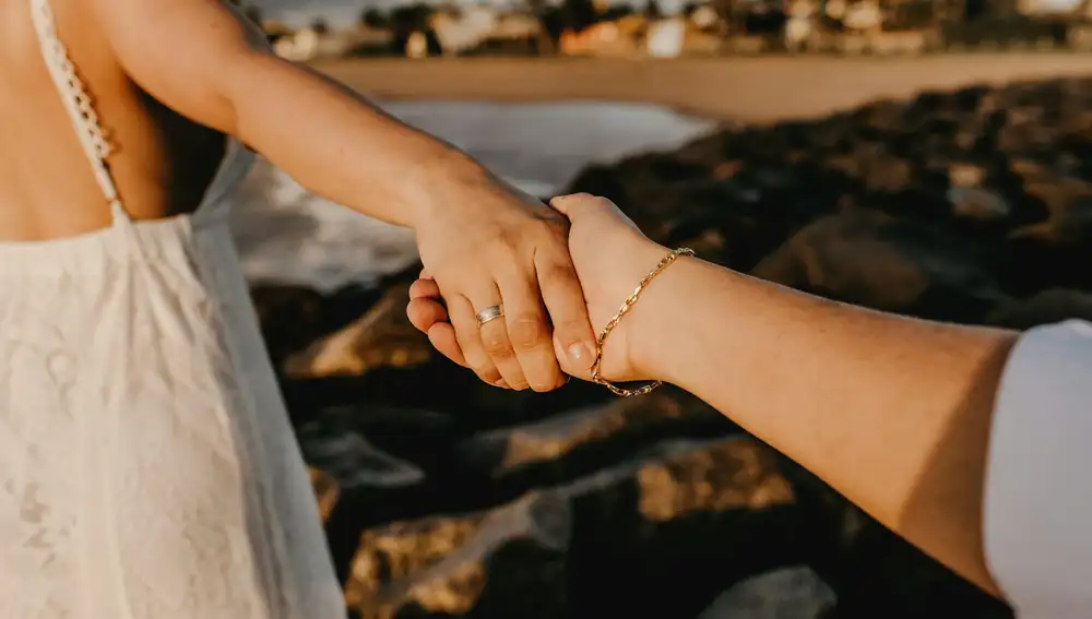 Pareja en la playa, amores de verano