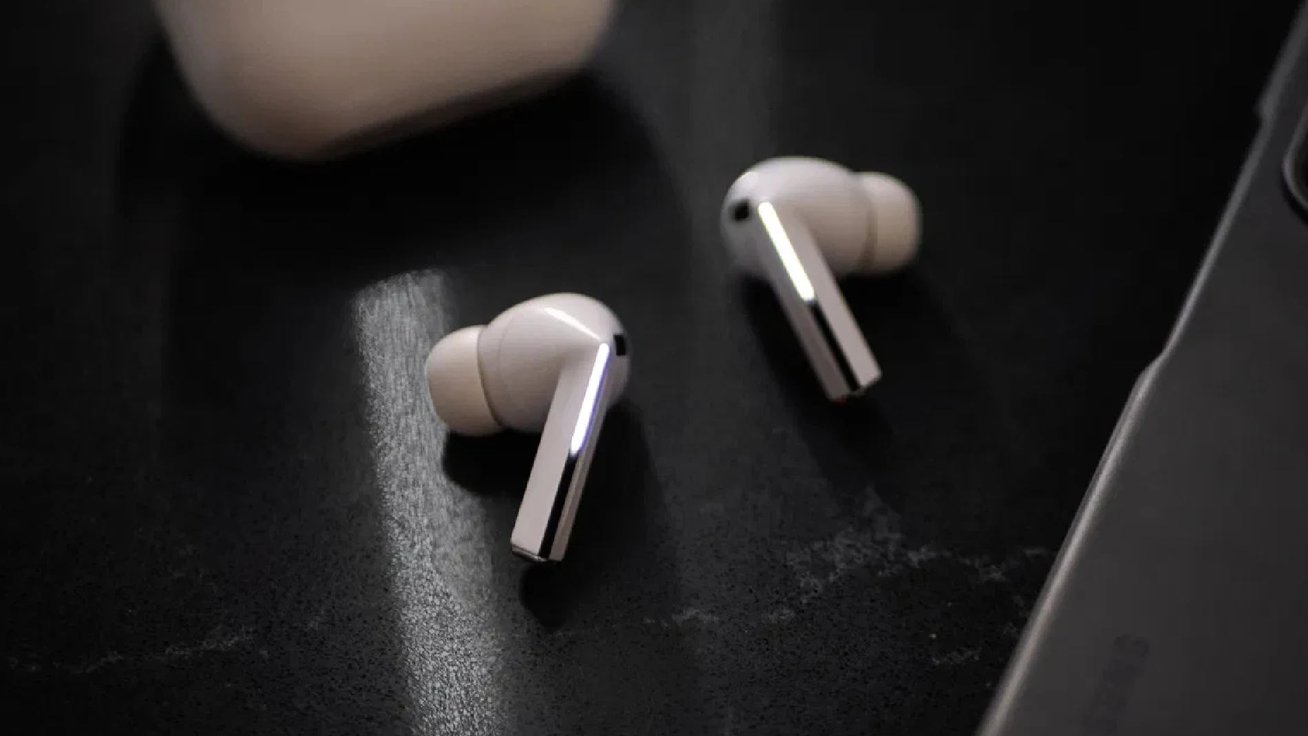 Los Samsung Galaxy Buds 3 FE heredan la franja táctil vertical de los Galaxy Buds 3 Pro, pero no sabemos si tendrán un LED integrado o no
