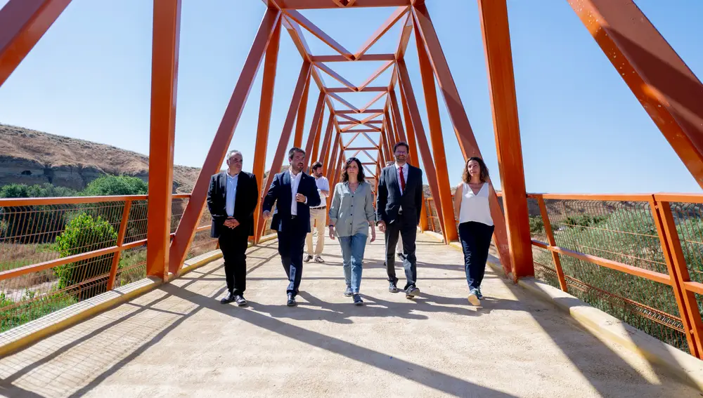 Ayuso visita el entorno rehabilitado del corredor Arco Verde y el nuevo paso sobre el río Henares