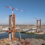 Vista área de los trabajos de sustitución de los tirantes del Puente del Centenario