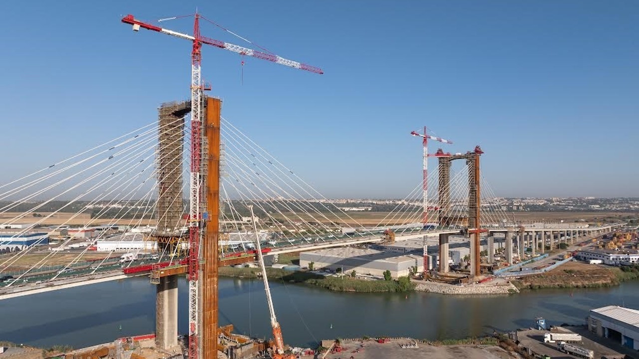 Corte de tráfico nocturno este domingo en el Puente del Centenario por la sustitución de los tirantes