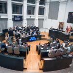 PP y Vox condenan en Cibeles el ataque a dos mujeres de Vox durante las fiestas de Puente de Vallecas