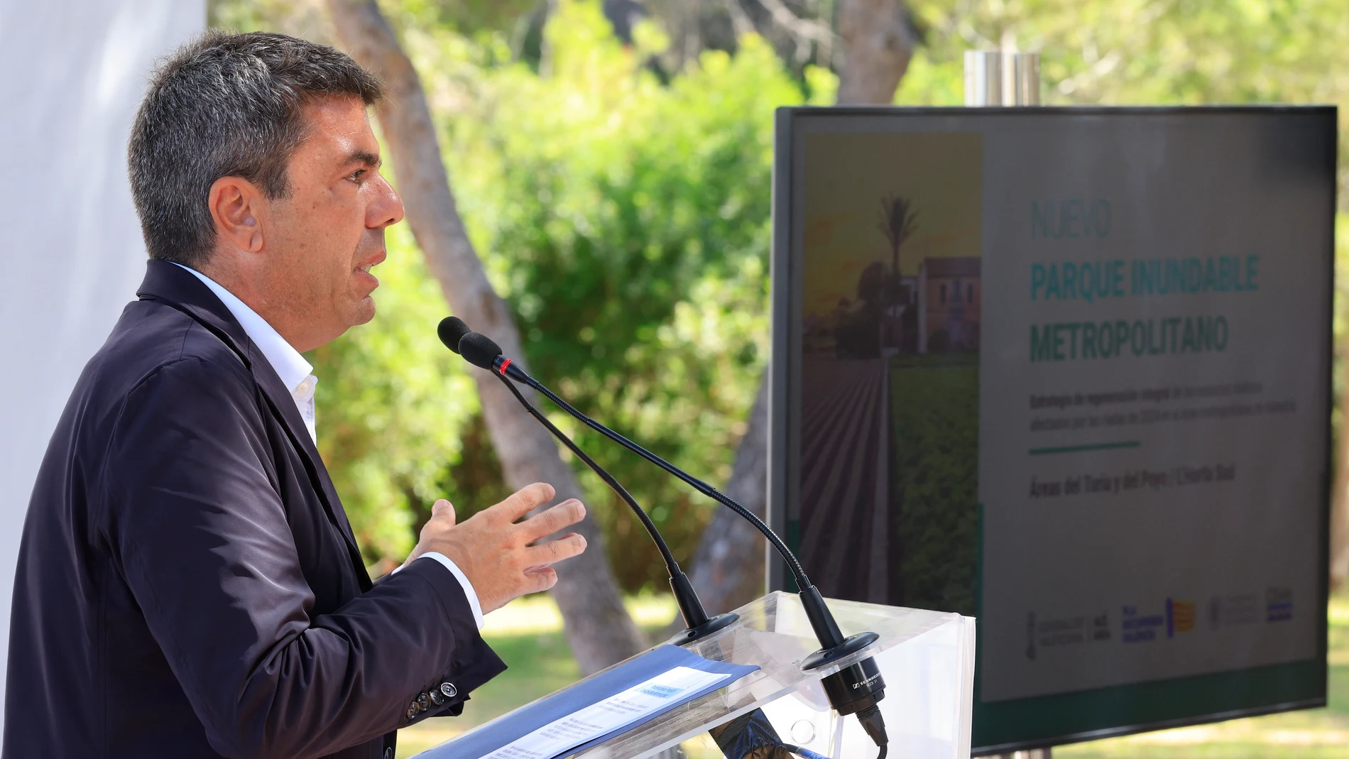 VALENCIA (ESPAÑA), 22/07/2025.- El president de la Generalitat, Carlos Mazón presenta este martes en el Centro de Recuperación de Fauna "La Granja de El Saler" de Valencia el proyecto de dos parques metropolitanos antiinundaciones en las riberas del río Turia y del barranco del Poyo, en los que se pretende actuar en más de 1.500 hectáreas para crear una zona verde que conforme una nueva defensa ante posibles riadas. EFE/ Kai Försterling