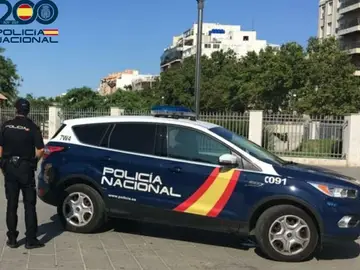 Sucesos.- Detenida en Palma por hacer caer y arrastrar por el suelo a un anciano para robarle Una patrulla y un agente de la Policía Nacional en Palma. REMITIDA / HANDOUT por POLICÍA NACIONAL Fotografía remitida a medios de comunicación exclusivamente para ilustrar la noticia a la que hace referencia la imagen, y citando la procedencia de la imagen en la firma 22/07/2025
