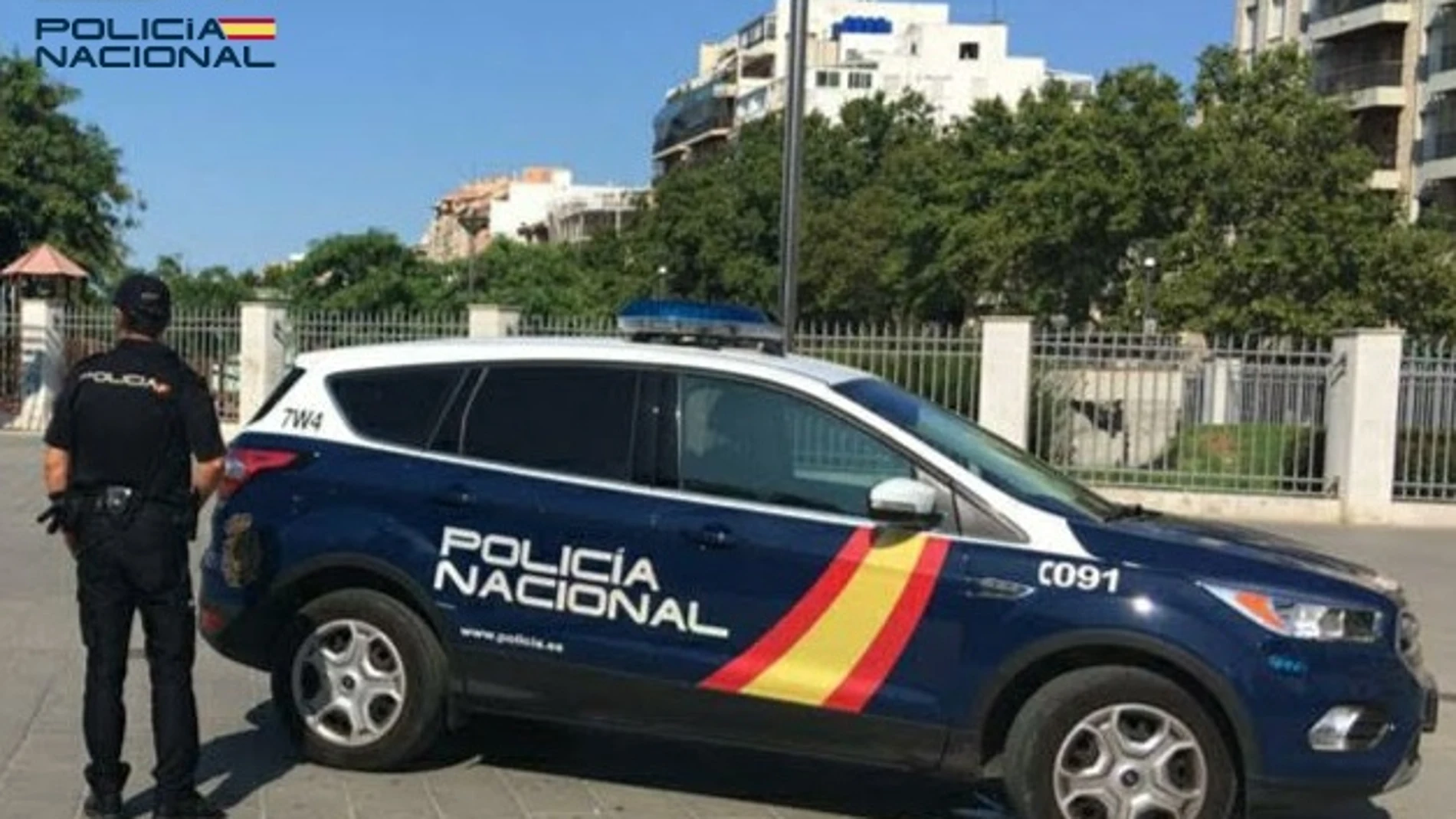 Una patrulla y un agente de la Policía Nacional en Palma. REMITIDA / HANDOUT por POLICÍA NACIONAL Fotografía remitida a medios de comunicación exclusivamente para ilustrar la noticia a la que hace referencia la imagen, y citando la procedencia de la imagen en la firma 22/07/2025