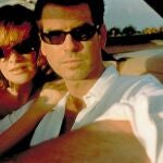 Pierce Brosnan y Rene Russo nos brindaron en el 99 un emocionante thriller que ya era una adaptación de otro de 1968