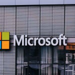 Logo de Microsoft sobre una de sus oficinas