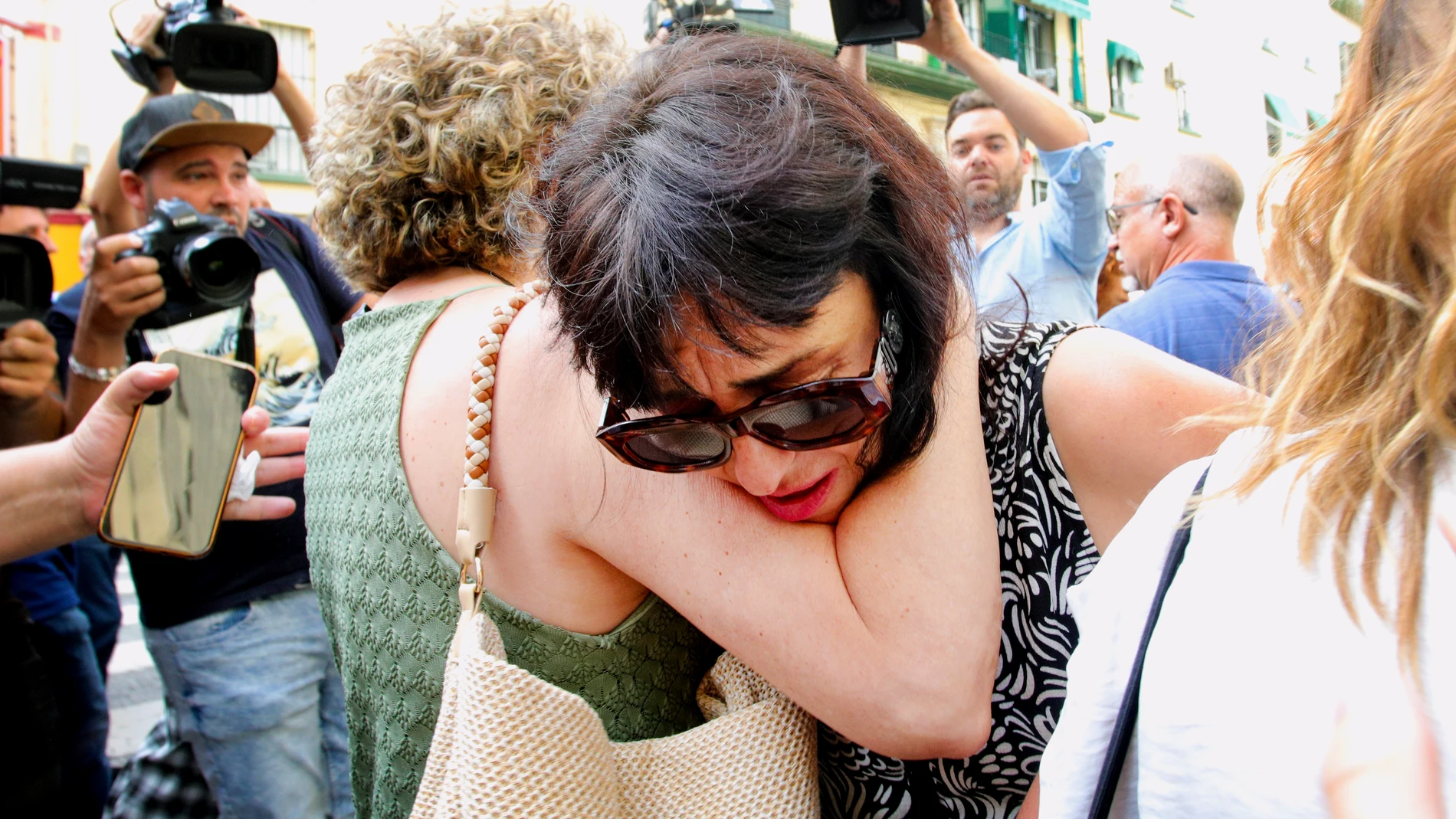 GRANADA, 22/07/2025.- Juana Rivas a su llegada al punto de encuentro fijado por orden judicial para que su hijo menor se reencuentre con su padre, el italiano Francesco Arcuri, que tiene la custodia, este martes en Granada. Su llegada se ha producido sobre las 10:40 horas, minutos después de que el Tribunal Constitucional (TC) inadmitiera la petición de medidas cautelares solicitada por los abogados de Juana Rivas para suspender la entrega del niño. Daniel, de 11 años, ha llegado acompañado p...