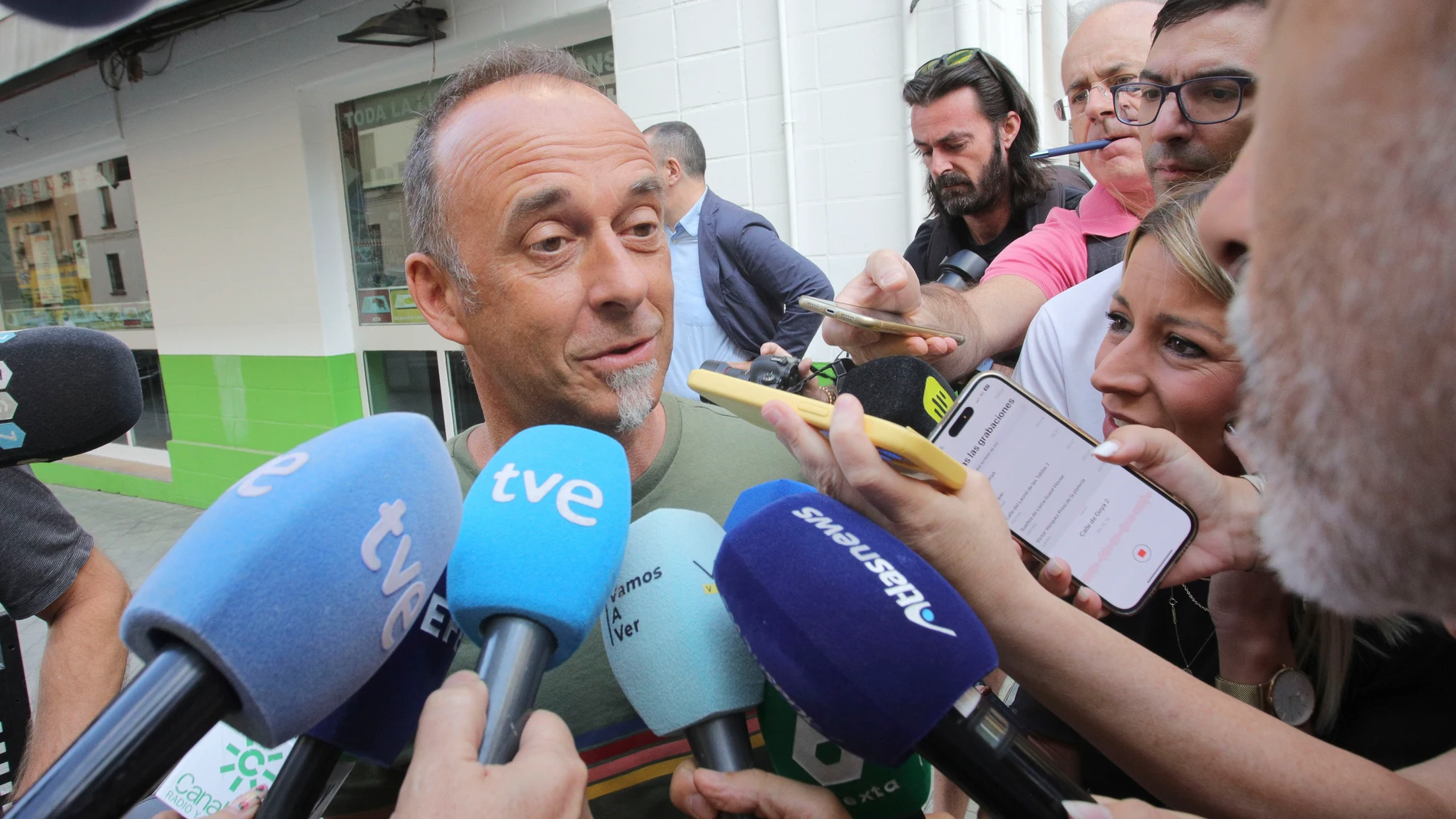 FOTODELDÍA - GRANADA, 22/07/2025.- El italiano Francesco Arcuri, a quien Juana Rivas debe entregar este martes a su hijo menor por orden judicial, ha manifestado a su llegada a Granada que confía en regresar a Italia con él: "Tengo ganas de abrazarle, volver a casa y a nuestra vida". Tras una lucha judicial que dura meses, Juana Rivas debe entregar este martes a su hijo menor, de 11 años, al padre, el italiano Francesco Arcuri, en cumplimiento de la orden dictada por un juzgado de primera Ins...