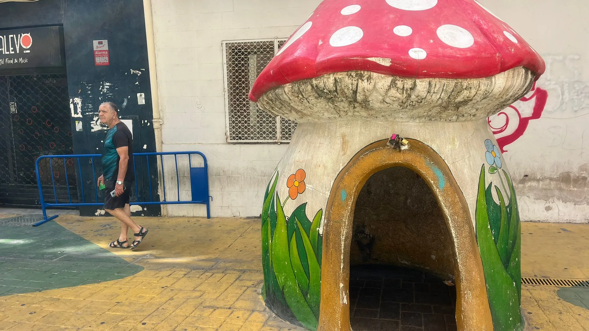Imagen de una de las casitas con forma de seta de la calle San Francisco de Alicante