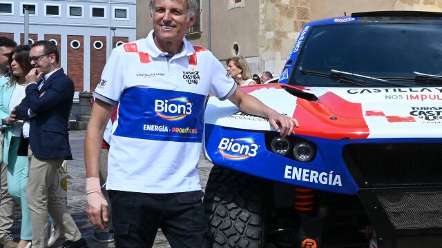 Jesús Calleja presenta su coche "pata negra" para competir en el Dakar 2026