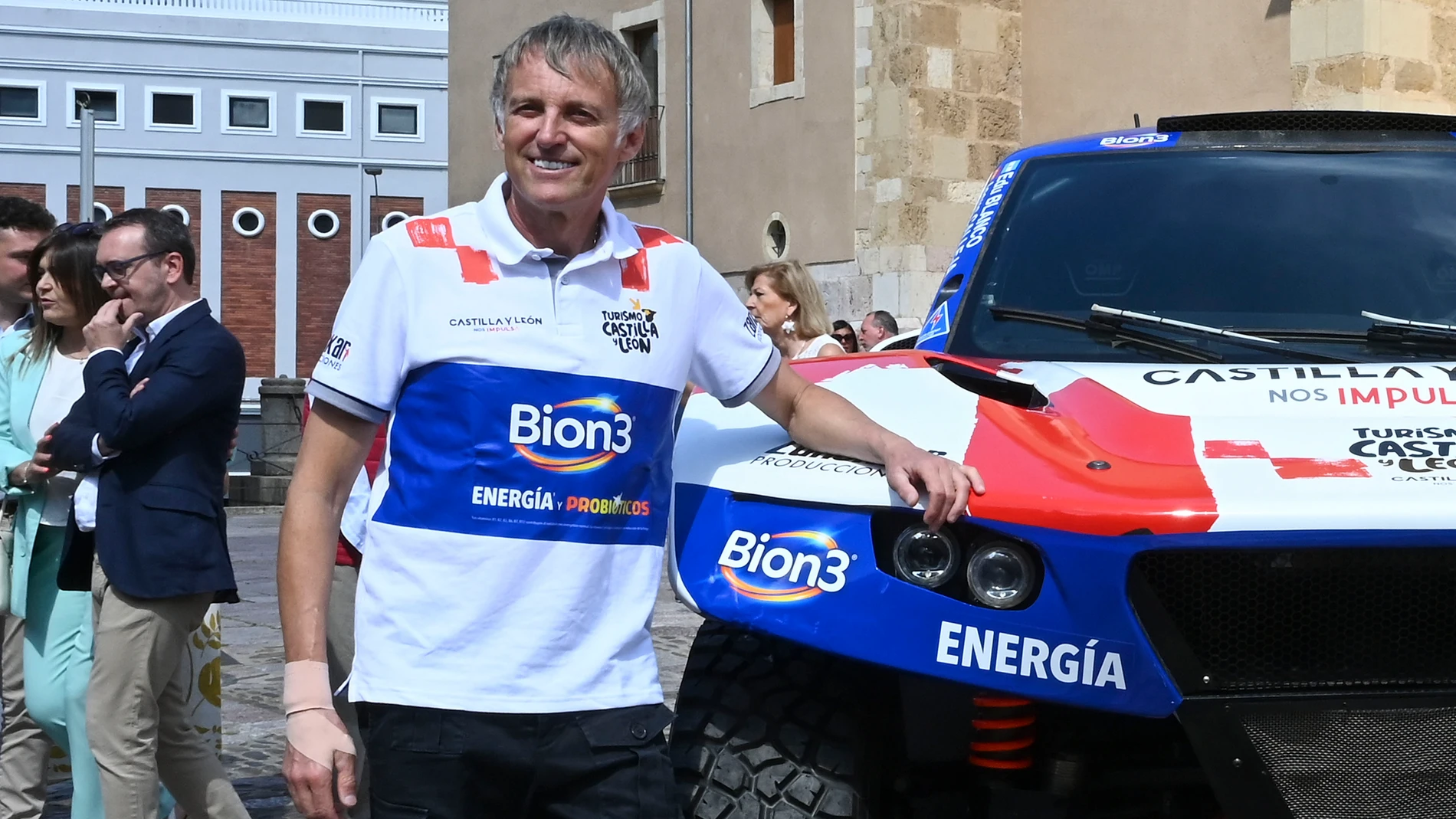LEÓN, 23/07/2025.- El presentador, aventurero y piloto Jesús Calleja presenta este miércoles en León, el coche con el competirá en la Baja España Aragón 2025 y el Rally Dakar 2026 y que ha calificado como un vehículo de "pata negra". EFE/ J.Casares