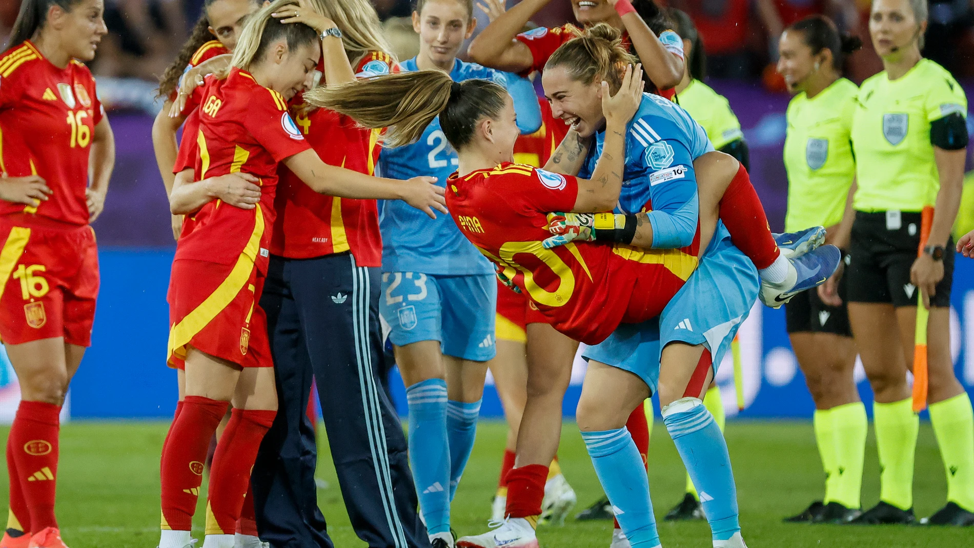 Las jugadoras de la selección española celebran la victoria ante Alemania, al término del encuentro correspondiente a la semifinal de la Eurocopa Femenina 2025 que disputan hoy miércoles las selecciónes de Alemania y España en el estadio Letzigrund de Zúrich (Suiza). EFE/ Ana Escobar