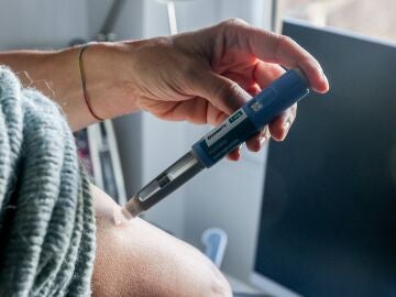 Una mujer se inyecta semaglutida 