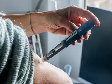 Una mujer se inyecta semaglutida Una mujer se inyecta semaglutida