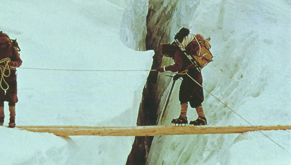 El sherpa Tenzing Norgay (padre) escalando el Everest