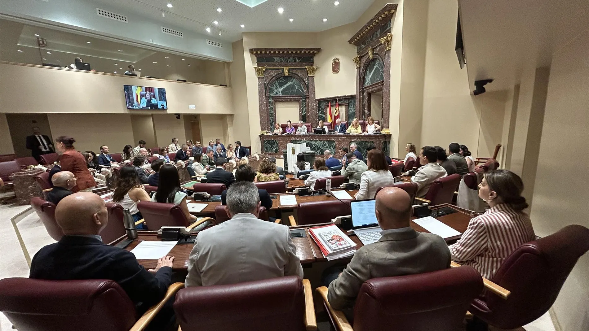 La Asamblea de Murcia aprueba los Presupuestos de López Miras para 2025 con el apoyo del PP y la abstención de Vox