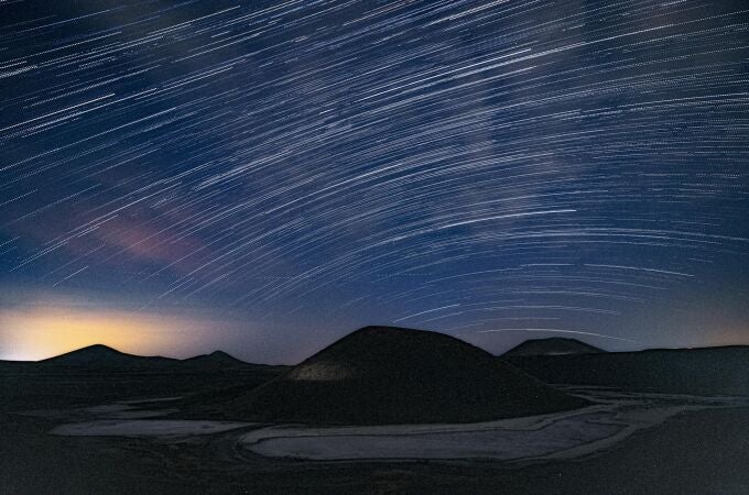 Lluvia de estrellas en el cielo nocturno