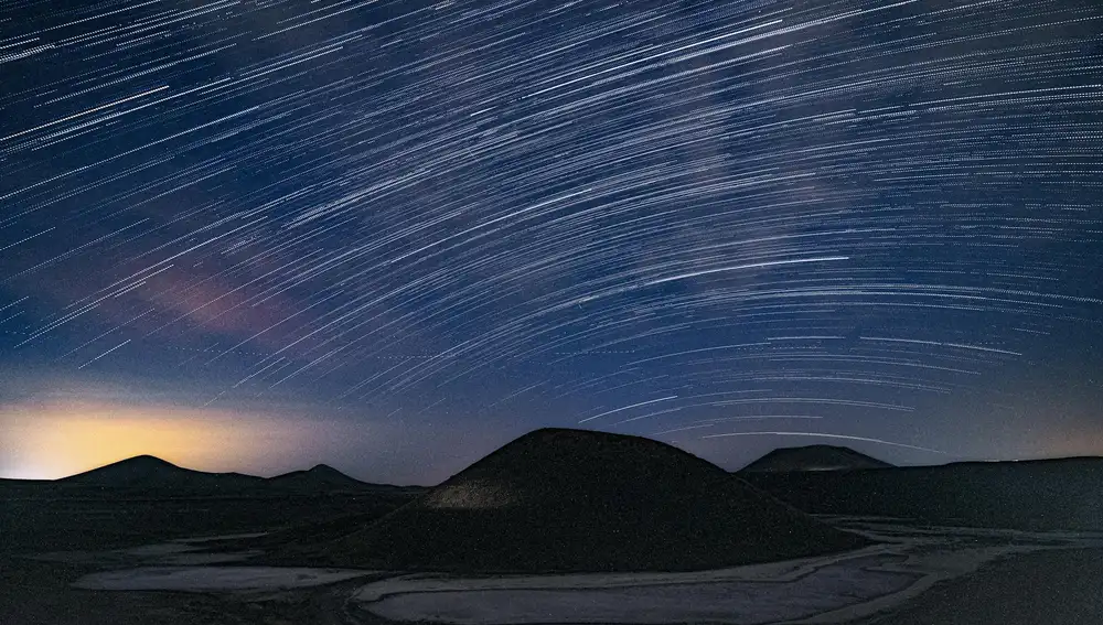Lluvia de estrellas en el cielo nocturno