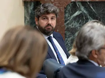 Pleno de la Asamblea Regional de Murcia CARTAGENA, 23/07/2025.- El presidente de la Comunidad de Murcia Fernando López Miras, este miércoles durante el pleno de la Asamblea Regional de Murcia en el que se votan los presupuestos gracias a un pacto entre el Partido Popular y Vox. EFE/MARCIAL GUILLÉN