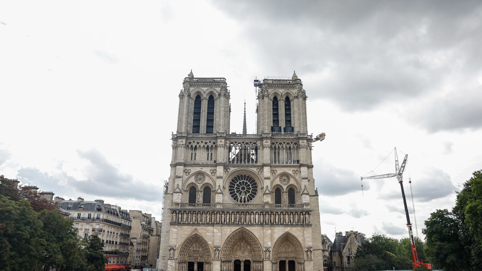 Paris (France), 23/07/2025.- A view of Notre Dame de Paris cathedral during the funeral ceremony of French Cardinal Andre Vingt-Trois in Paris, France, 23 July 2025. Cardinal Vingt-Trois, the Archbishop emeritus of Paris, died on 18 July 2025 at the age of 82. (Cardenal, Francia) EFE/EPA/MOHAMMED BADRA