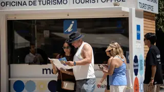 Varios turistas caminan por el centro de Málaga y piden información en la Oficina de Turismo de la ciudad en un día de calor sofocante Varios turistas caminan por el centro de Málaga y piden información en la Oficina de Turismo de la ciudad en un día de calor sofocante