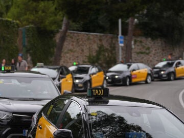 Parada de taxis y autobuses en el Park Güell de Barcelona 