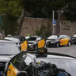 Parada de taxis y autobuses en el Park Güell de Barcelona