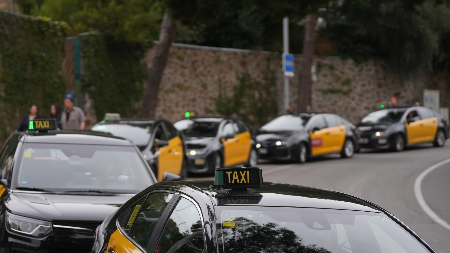 Varios taxis en una parada del Park Güell, a 24 de julio de 2025, en Barcelona, Catalunya (España). 24 JULIO 2025;TAXIS;AUTOBUSES;PARK GÜELL;CATALUÑA; David Zorrakino / Europa Press 24/07/2025
