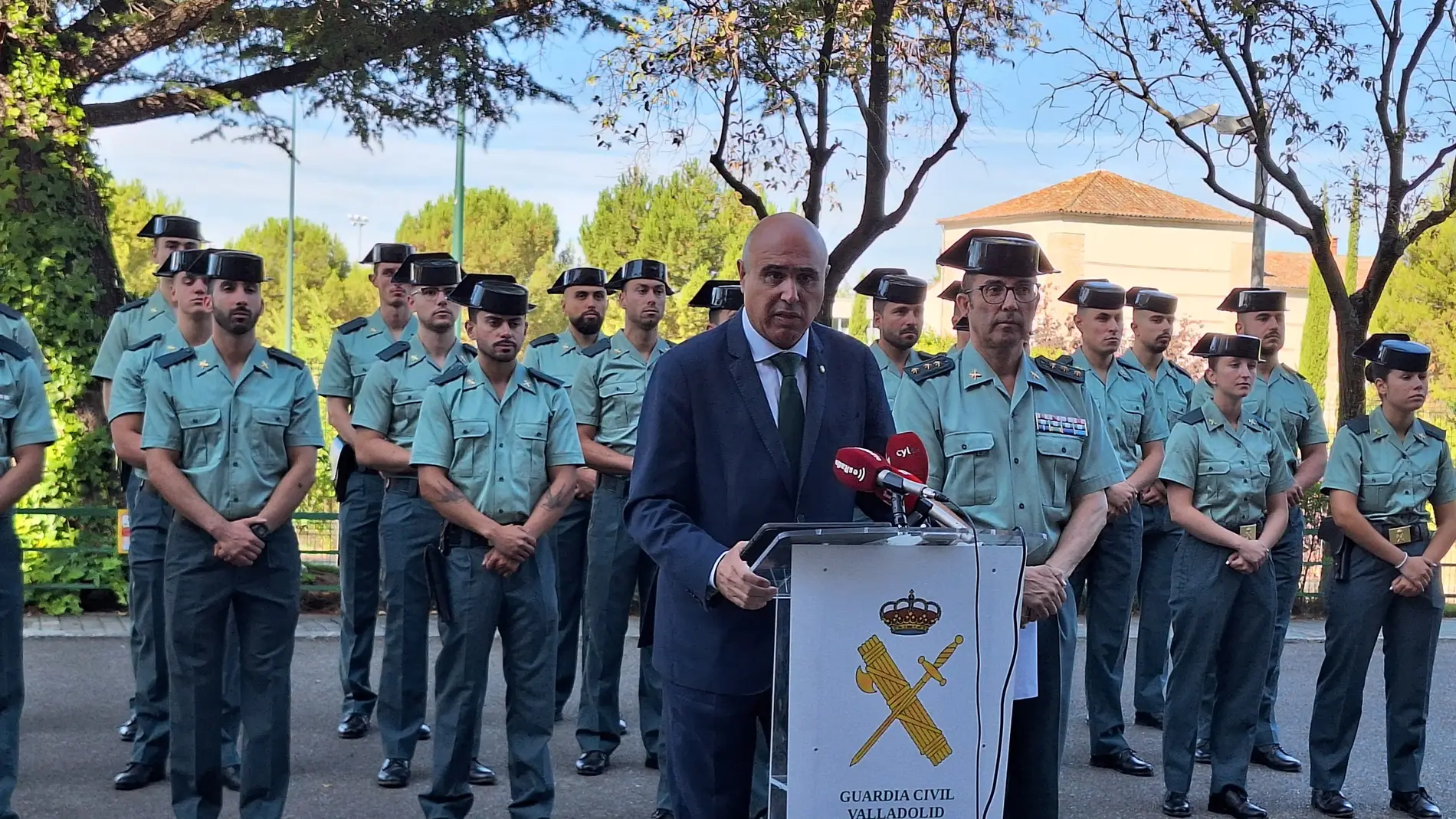 El subdelegado del Gobierno de España en Valladolid, Jacinto Canales, da la bienvenida a los nuevos guardias civiles