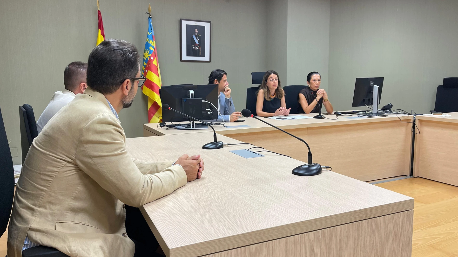 La consellera de Justicia y Administración Pública, Nuria Martínez, durante su visita al Palacio de Justicia de Torrevieja (Alicante) REMITIDA / HANDOUT por GVA Fotografía remitida a medios de comunicación exclusivamente para ilustrar la noticia a la que hace referencia la imagen, y citando la procedencia de la imagen en la firma 24/07/2025